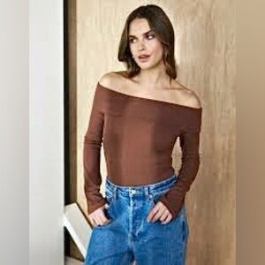 Aritzia Wilfred trendy off the shoulders Freeman Top ribbed top